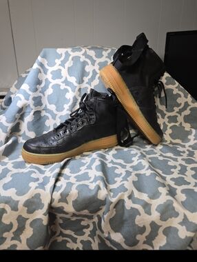 LIKE NEW Nike SF Air Force 1 Mid Rise Black Gum Urban Utility Boot Size 10.5